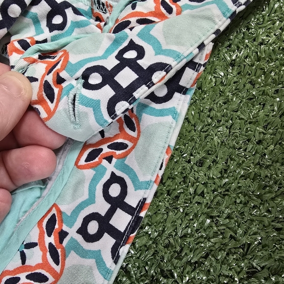 CROWN & IVY | SHELBY 97% COTTON BLEND SCALLOPED HEM GEO TILE SHORTS - Picture 13 of 16